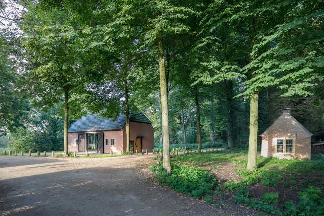 From barn of a historic estate to museum. Context-sensitive adaptive reuse project