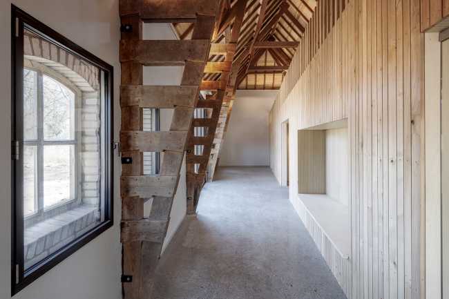 From barn of a historic estate to museum. Context-sensitive adaptive reuse project