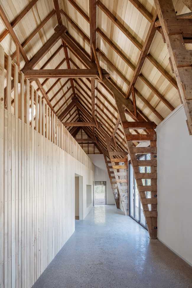 From barn of a historic estate to museum. Context-sensitive adaptive reuse project