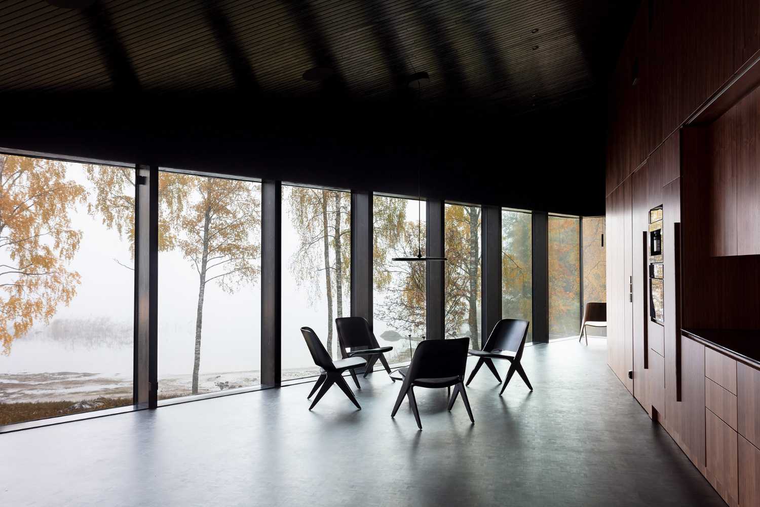 Forêts de pins et de bouleaux et vue sur le lac: les paysages dessinent l'harmonie de la Square House