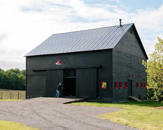 Wooden complex on the outskirts of New York. Chalet-inspired forms