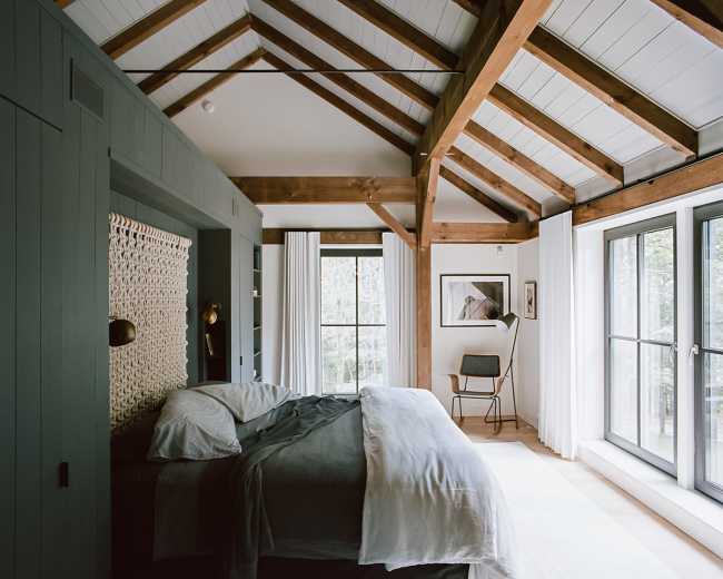 Wooden complex on the outskirts of New York. Chalet-inspired forms