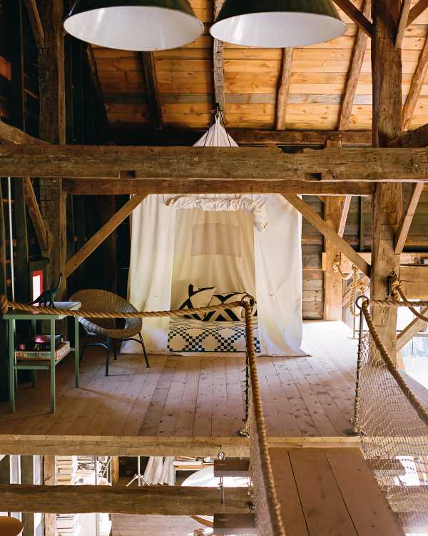 Wooden complex on the outskirts of New York. Chalet-inspired forms