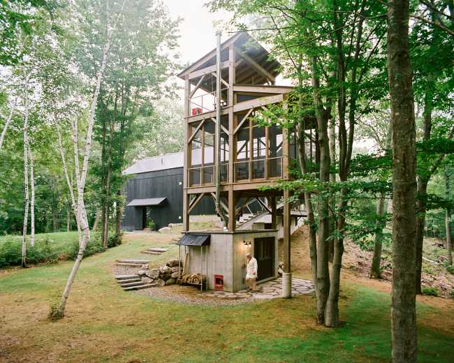 Wooden complex on the outskirts of New York. Chalet-inspired forms