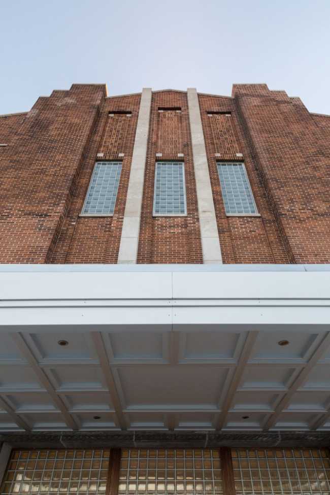 Ancient meets modern. Comparing architectures in the expansion of an auditorium