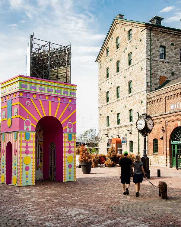 Arc de Blob. Une interaction ludique et colorée entre la réalité physique et virtuelle