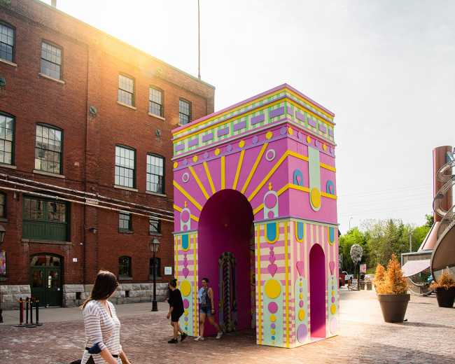 Arc de Blob. Une interaction ludique et colorée entre la réalité physique et virtuelle