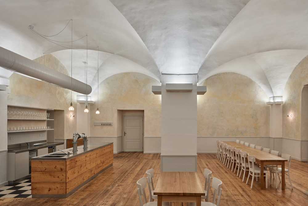 Restaurante barroco Three Roses en el monasterio de Broumov, entre arcos y bóvedas, ofrece una experiencia arquitectónica y gastronómica única