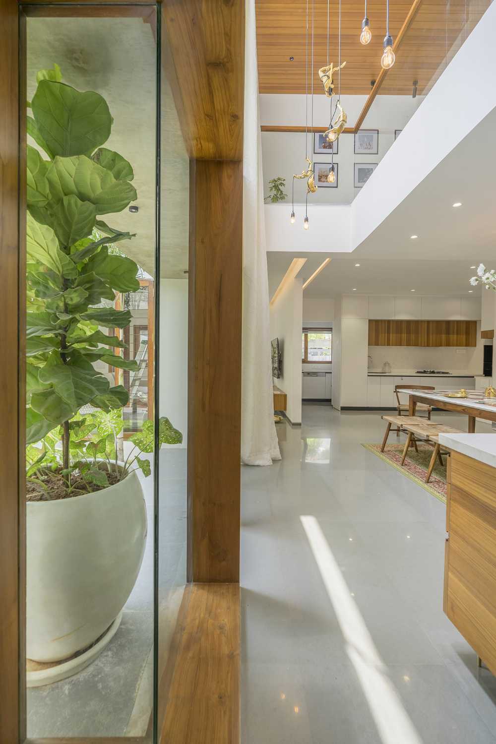 The space that embraces nature and the whole family: Courtyard House