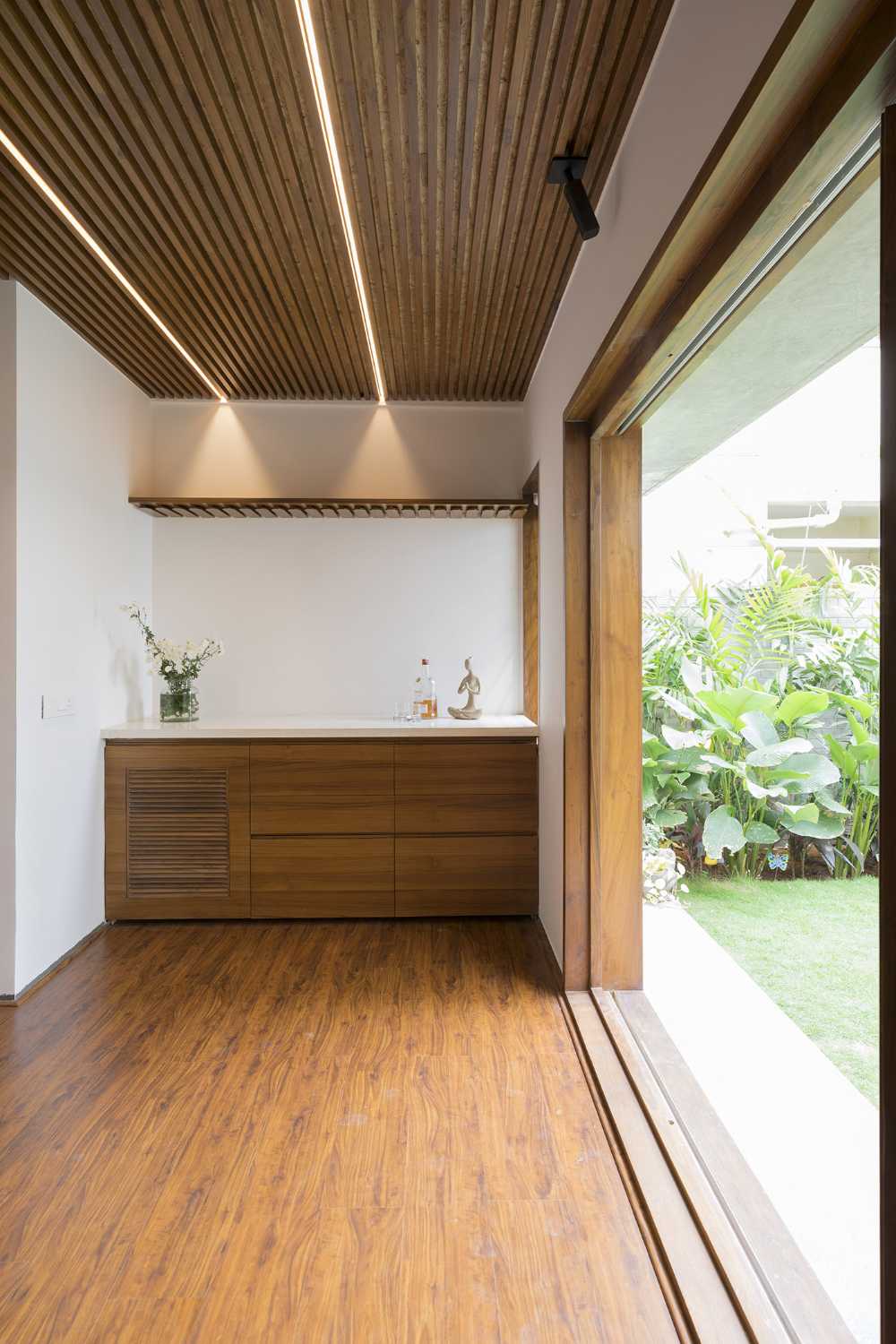 The space that embraces nature and the whole family: Courtyard House