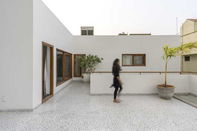 The space that embraces nature and the whole family: Courtyard House