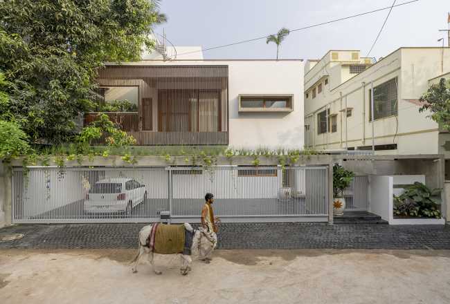 The space that embraces nature and the whole family: Courtyard House