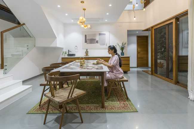 The space that embraces nature and the whole family: Courtyard House