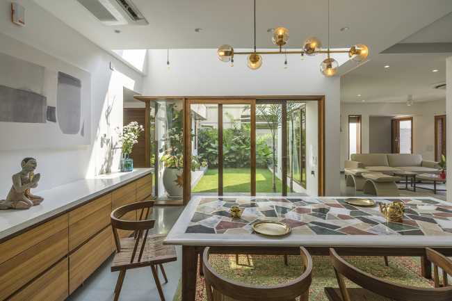 The space that embraces nature and the whole family: Courtyard House