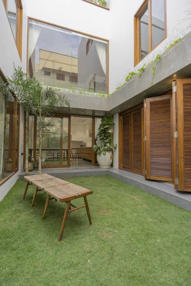 The space that embraces nature and the whole family: Courtyard House