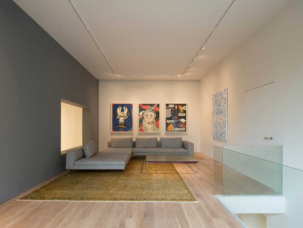 Purity of volume, natural light and traditional materials blend in the design of the new OTA FINE ARTS gallery