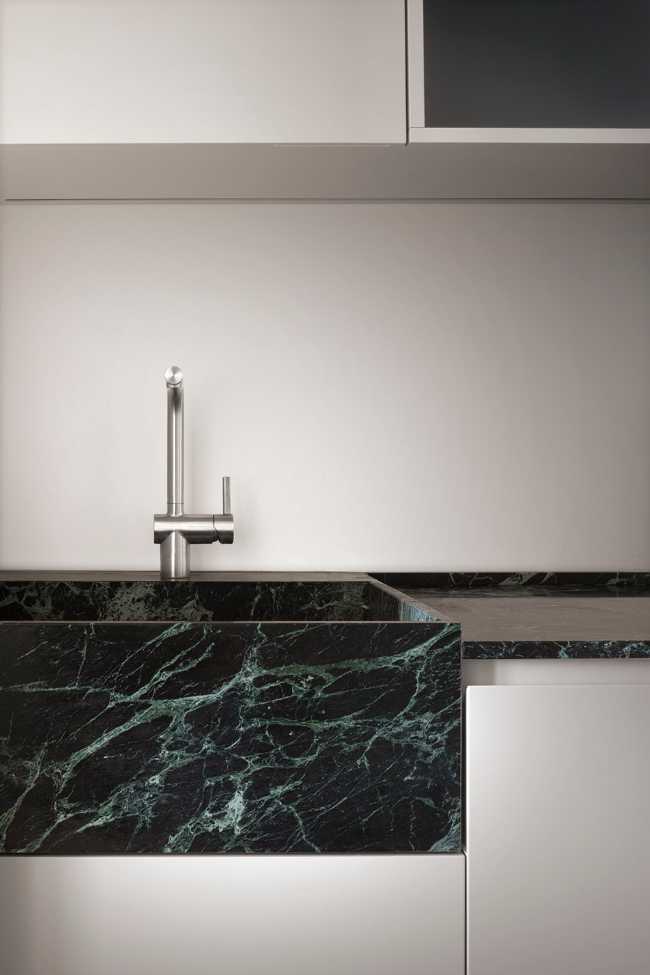 Above the treetops of Milan, in a light-filled apartment functionality and aesthetics vie for the throne