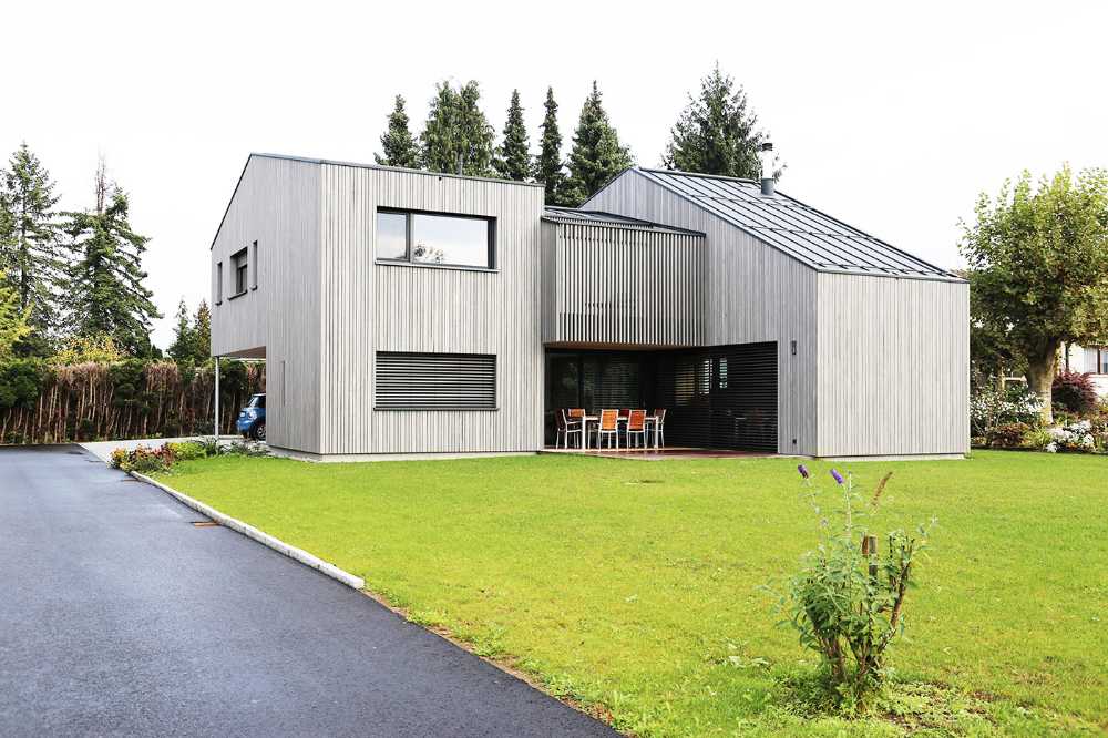 House 1+1+1=1. Heights, light and wood design the house