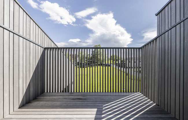 House 1+1+1=1. Heights, light and wood design the house