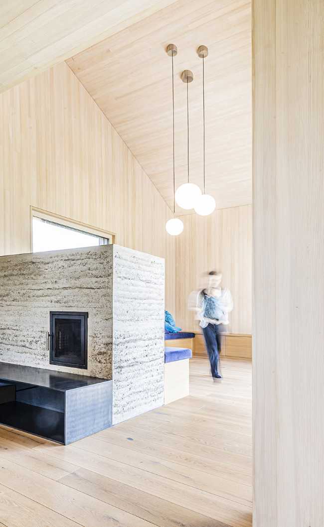 House 1+1+1=1. Heights, light and wood design the house
