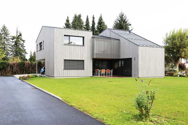 House 1+1+1=1. Heights, light and wood design the house