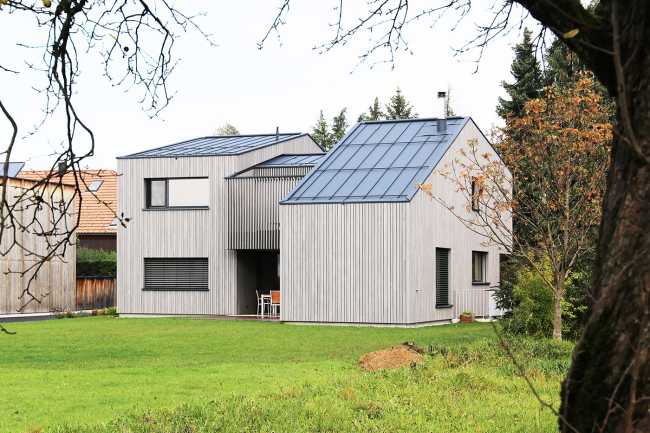 House 1+1+1=1. Heights, light and wood design the house