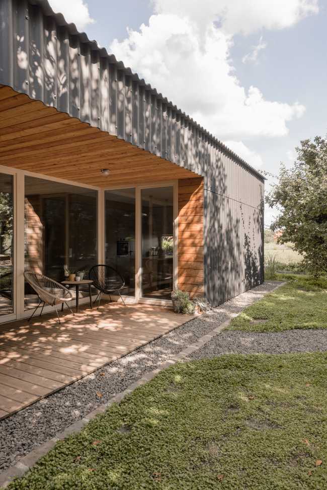 House in a Walnut Grove- minimalist living amidst nature