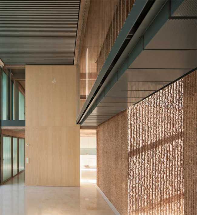 The combination of materials in Casa Fuensanta, which offers privacy but without giving up open space