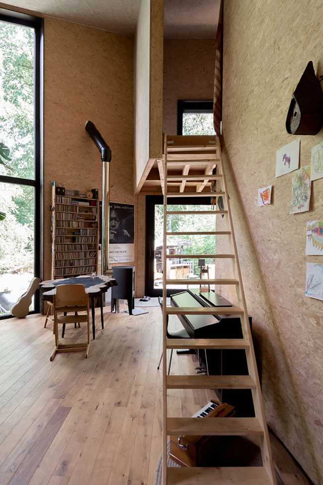 11 poles and a pentagonal plant for the ecological house that floats half a meter above the ground