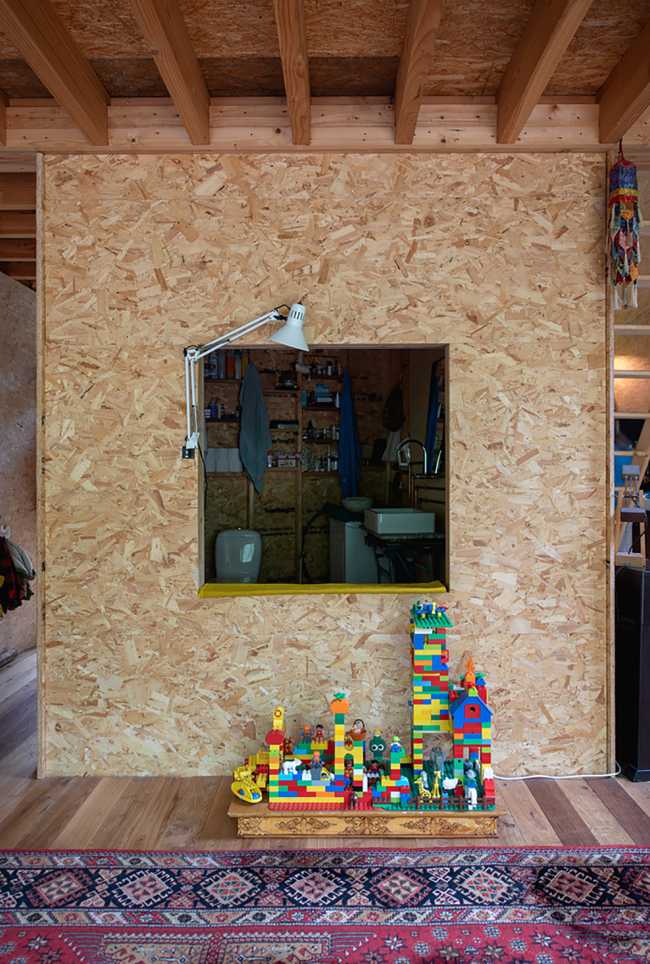 11 poles and a pentagonal plant for the ecological house that floats half a meter above the ground