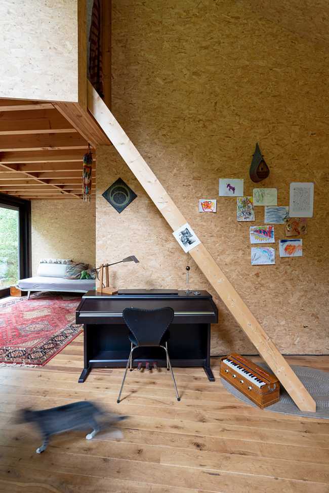 11 poles and a pentagonal plant for the ecological house that floats half a meter above the ground