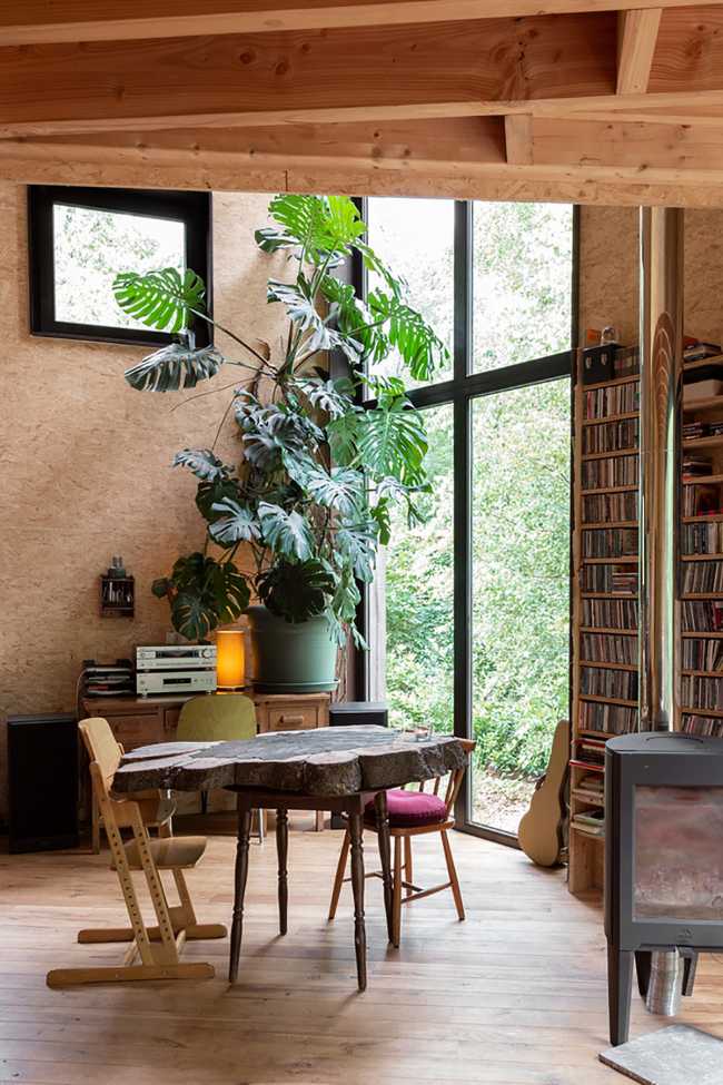 11 poles and a pentagonal plant for the ecological house that floats half a meter above the ground