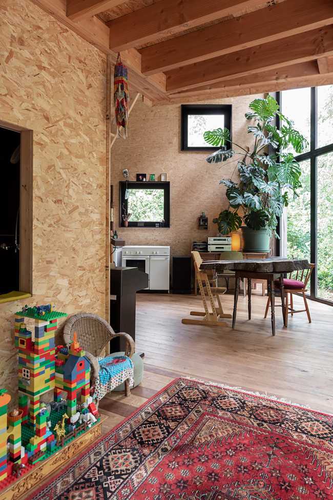 11 poles and a pentagonal plant for the ecological house that floats half a meter above the ground