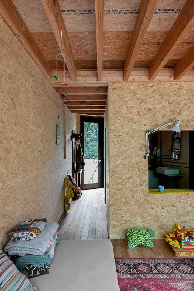 11 poles and a pentagonal plant for the ecological house that floats half a meter above the ground