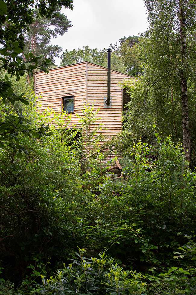 11 poles and a pentagonal plant for the ecological house that floats half a meter above the ground