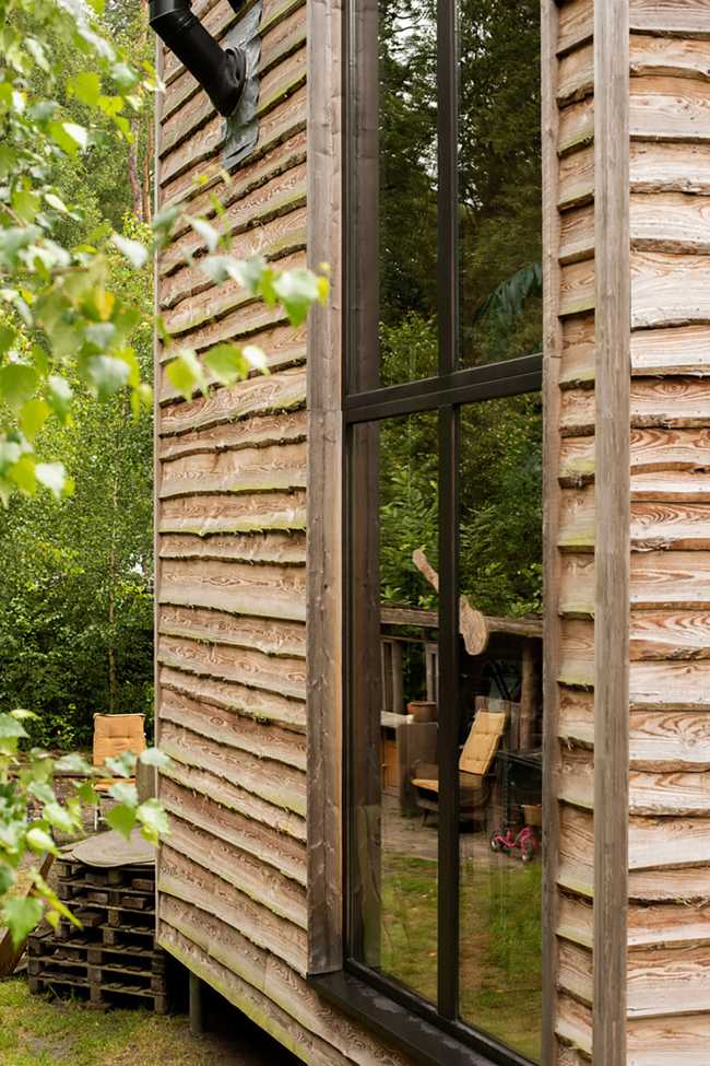 11 poles and a pentagonal plant for the ecological house that floats half a meter above the ground