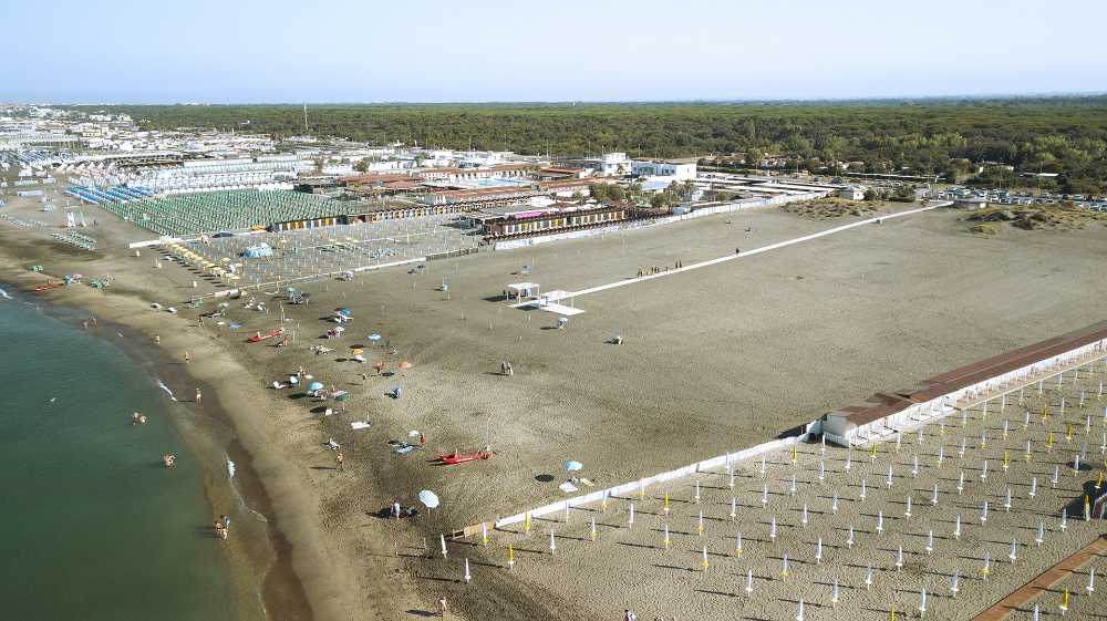 Le passerelle colorate del Lido di Ostia. Piastrelle in grande formato per una mobilità libera