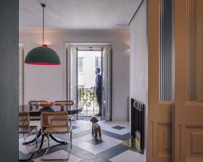 A house narrates the life of a globetrotter: amid historic charm and new design, the M.R. House in the heart of Madrid
