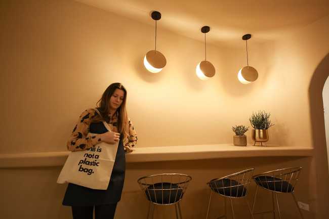 Interior Design and Branding for the Cannoncino pastry shop with sinuous shapes