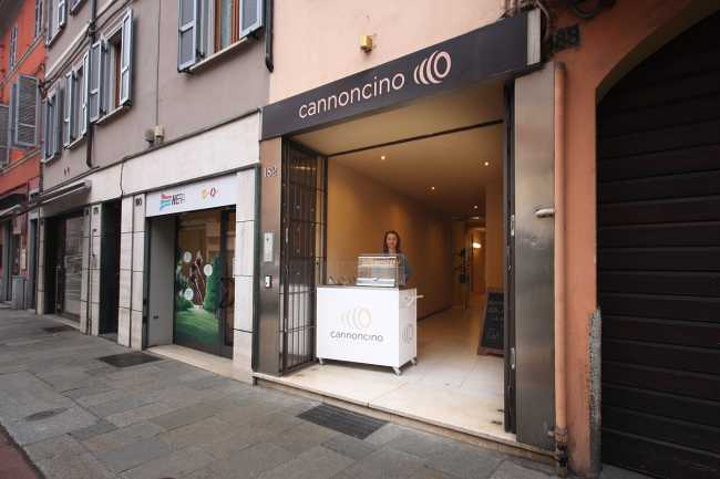 Interior Design and Branding for the Cannoncino pastry shop with sinuous shapes