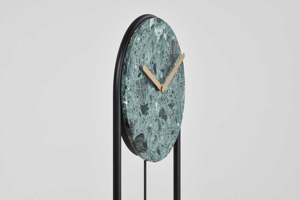 Totem, the pendulum clock that fits into contemporary living