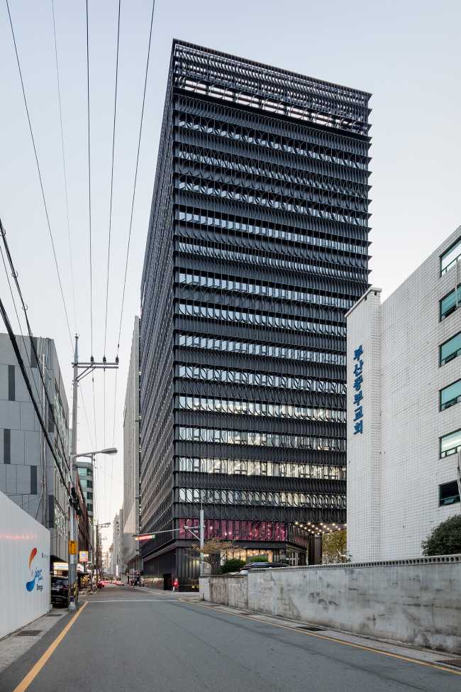 Linear patterns for the Heungkuk Tower Busan facade that is colored in black and fuchsia