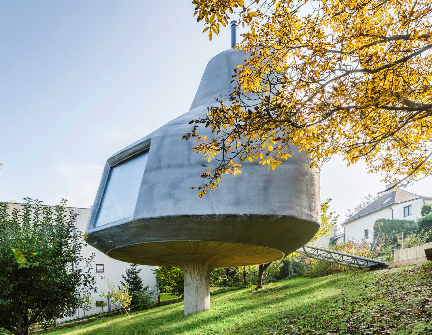 The house which poses as a tree: House in the Orchard