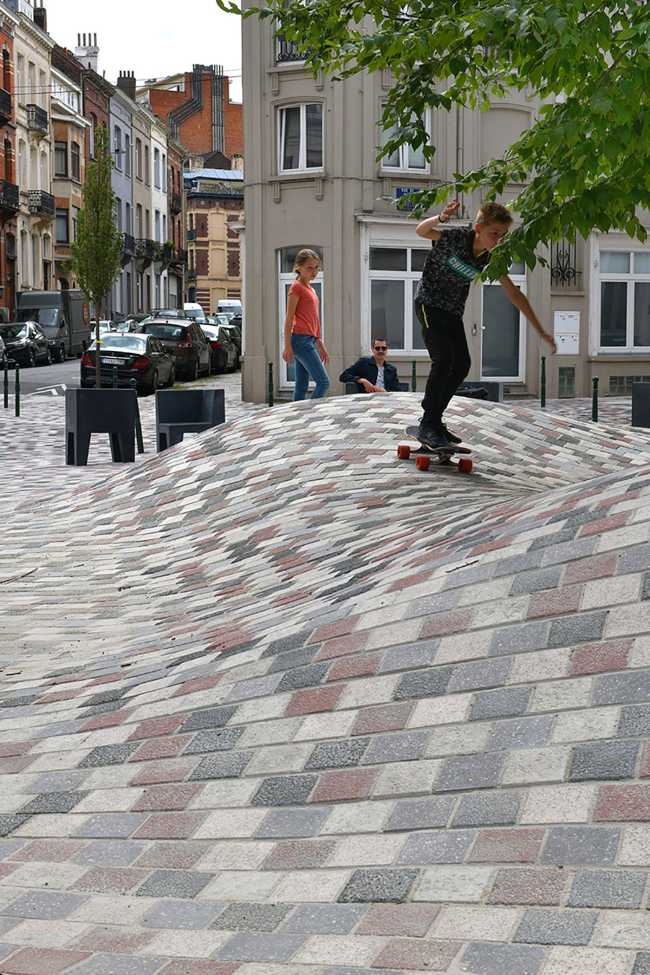 Artichaut: more public square, less street. Restoring through architecture the hierarchy between human and machine