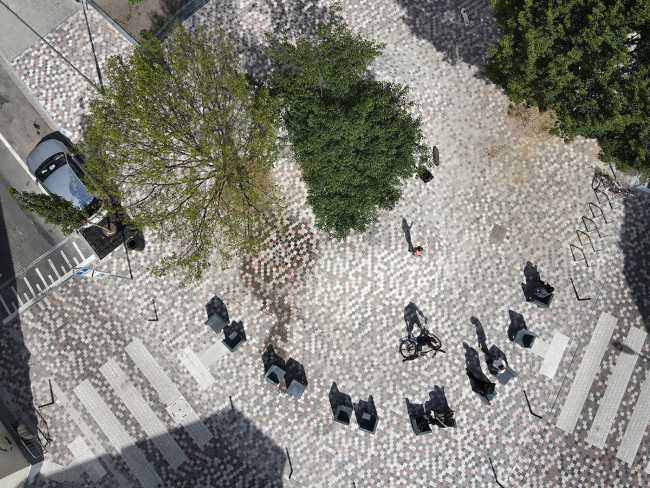 Artichaut: more public square, less street. Restoring through architecture the hierarchy between human and machine