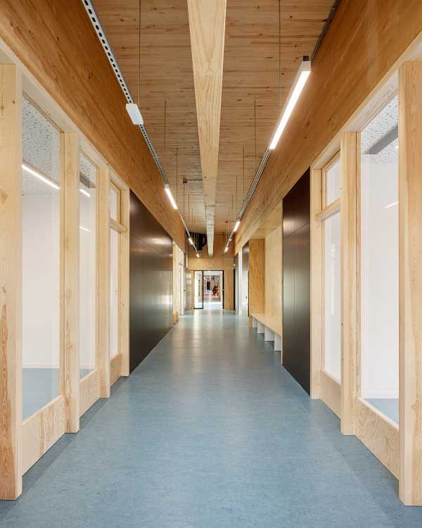 Escola La Mar Bella and its renovation which doubles its capacity
