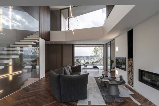 Living on the hills of Turin, in a contemporary villa design