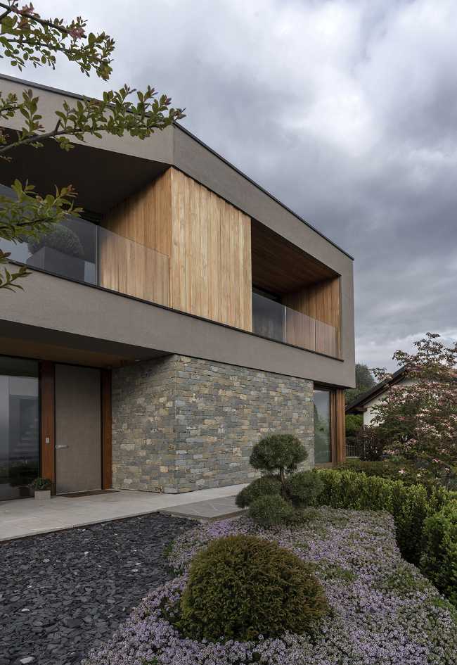 Living on the hills of Turin, in a contemporary villa design