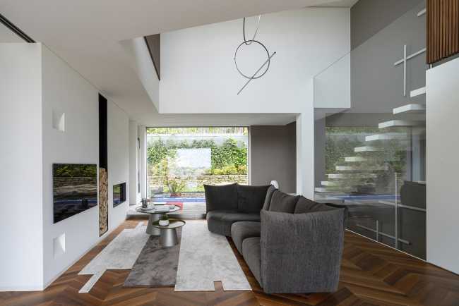 Living on the hills of Turin, in a contemporary villa design
