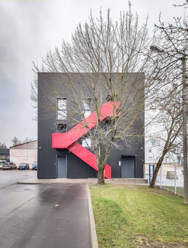 Renovation of a Central Office. The metal facades take inspiration from the industrial vocation of the place